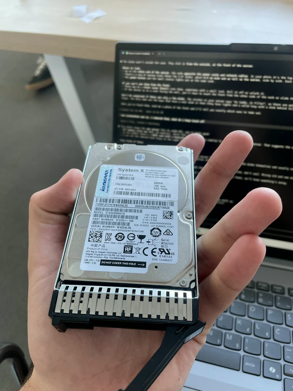 Disk servera u nosaču, u ruci inženjera