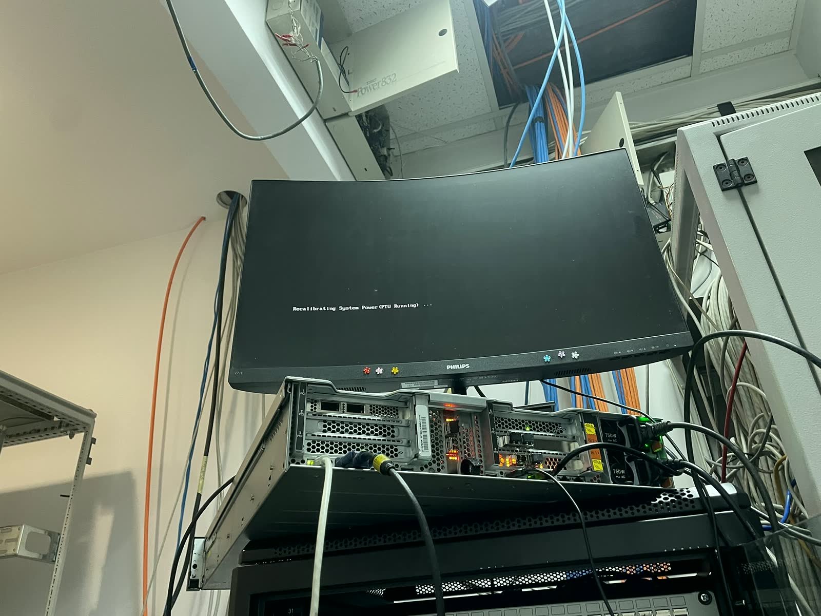 Monitor na vrhu reka sa ekranom pri pokretanju servera