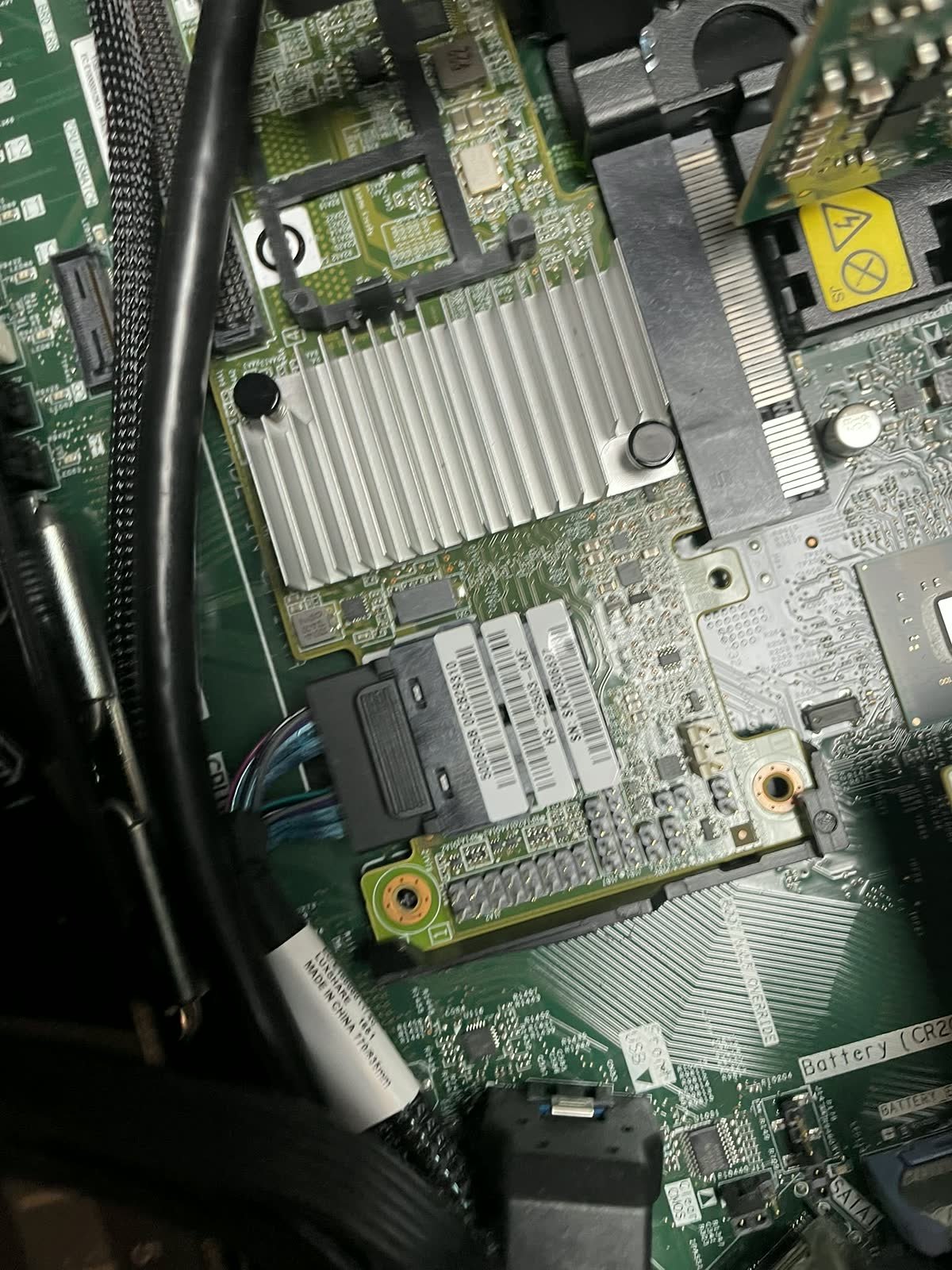 RAID kontroler sa cache modulom izbliza