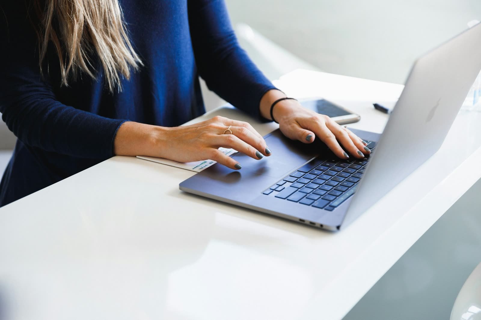 Zaposleni radi na laptopu u kancelariji