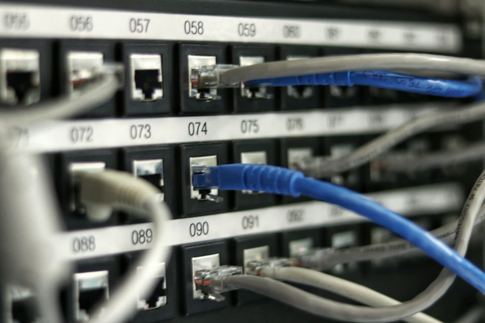 Mrežni patch panel i switch sa povezanim kablovima